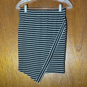 NWT UK2LA Black and White Striped Skirt